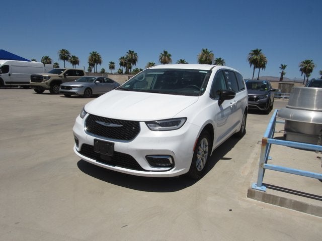 2024 Chrysler Pacifica Touring L's photo
