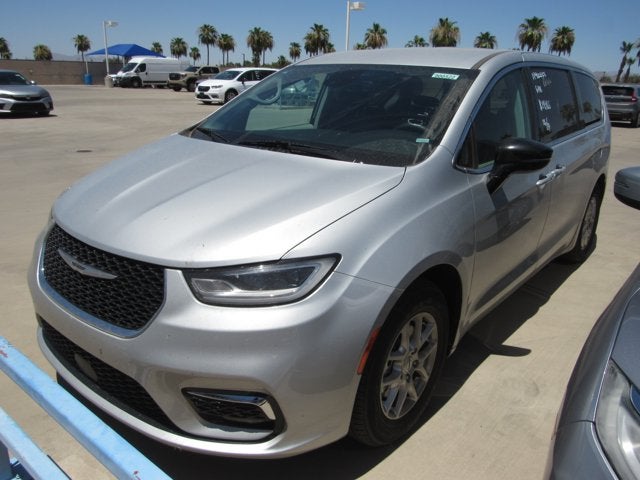 2024 Chrysler Pacifica Touring L's photo