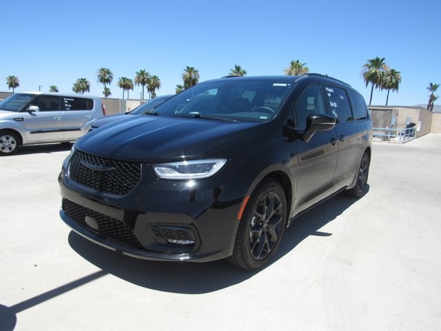 2025 Chrysler Pacifica Limited's photo