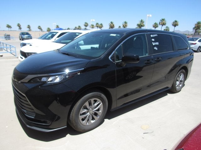 2023 Toyota Sienna LE 8-Passenger Hybrid FWD's photo